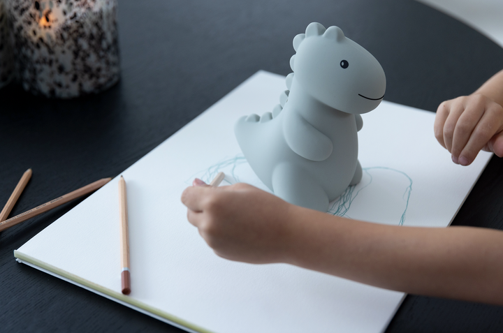 Schattige spaarpot Jeroom Dino Large van Atelier Pierre in Sage, gemaakt van zacht silicone