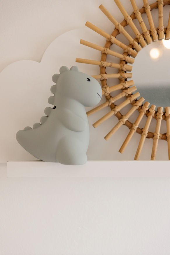 Schattige spaarpot Jeroom Dino Large van Atelier Pierre in Sage, gemaakt van zacht silicone