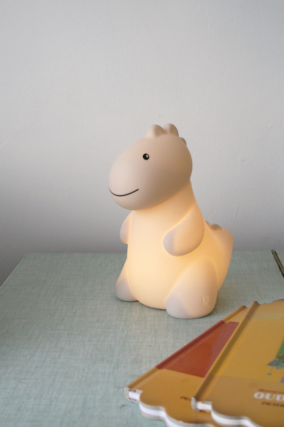 Schattige dino-nachtlamp Jeroom van Atelier Pierre in Sand, gemaakt van zacht silicone en oplaadbaar