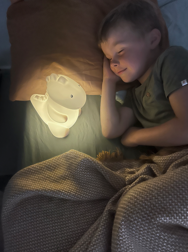 Schattige dino-nachtlamp Jeroom van Atelier Pierre in Sand, gemaakt van zacht silicone en oplaadbaar