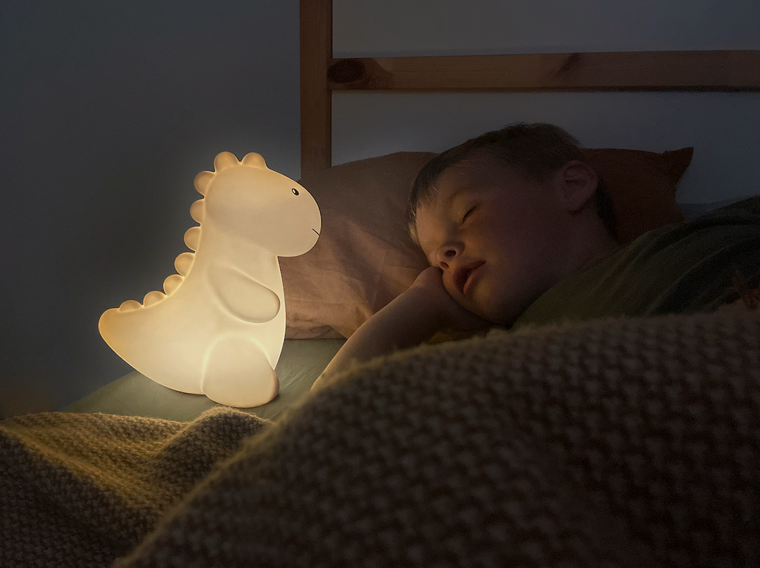 Schattige dino-nachtlamp Jeroom van Atelier Pierre in Sand, gemaakt van zacht silicone en oplaadbaar