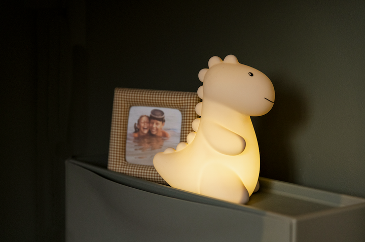 Schattige dino-nachtlamp Jeroom van Atelier Pierre in Sand, gemaakt van zacht silicone en oplaadbaar