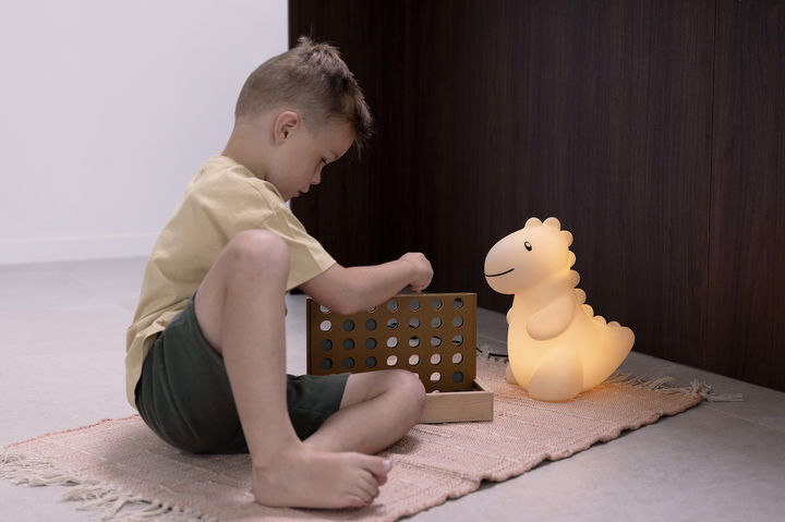 Schattige dino-nachtlamp Jeroom van Atelier Pierre in Sand, gemaakt van zacht silicone en oplaadbaar