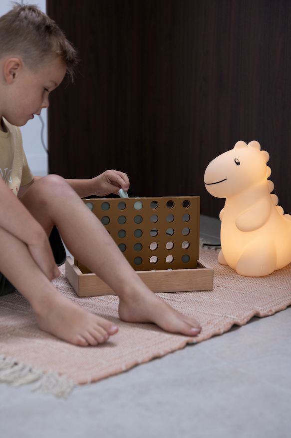 Schattige dino-nachtlamp Jeroom van Atelier Pierre in Sand, gemaakt van zacht silicone en oplaadbaar