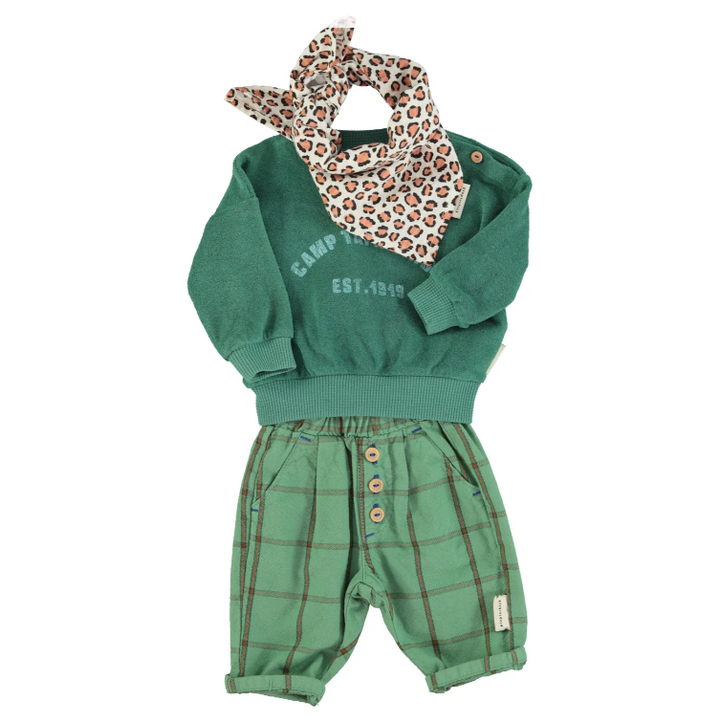 Donkergroene baby sweater van Piupiuchick met Camp Tapawingo print en ribafwerking