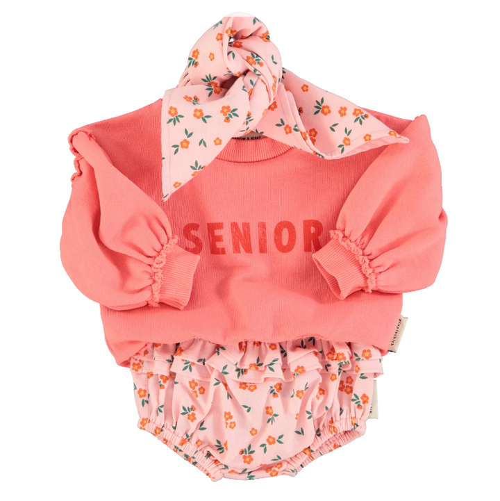 Roze baby sweater van Piupiuchick met Senior print, ruffles op de mouwen en kersenprint op de achterkant