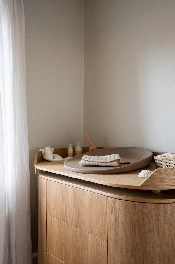 Opzetstuk voor Commode Kai in veneer oak met naadloze bevestiging