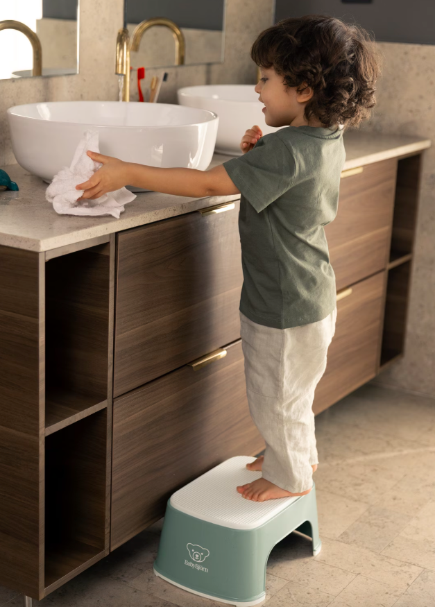 BabyBjörn groen opstapje met antislip en kindvriendelijk design