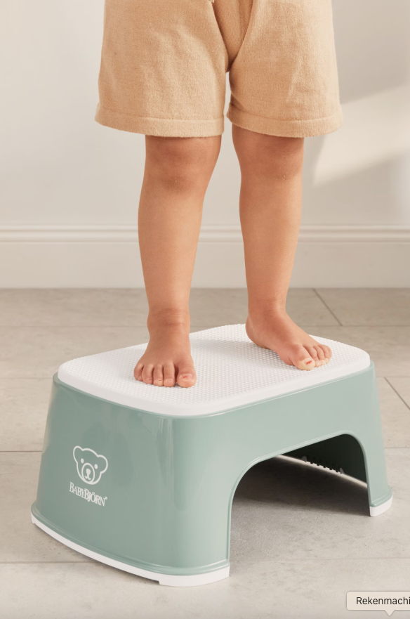 BabyBjörn groen opstapje met antislip en kindvriendelijk design
