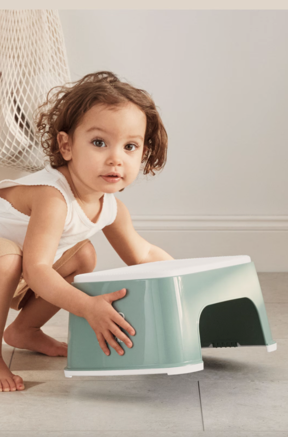 BabyBjörn groen opstapje met antislip en kindvriendelijk design