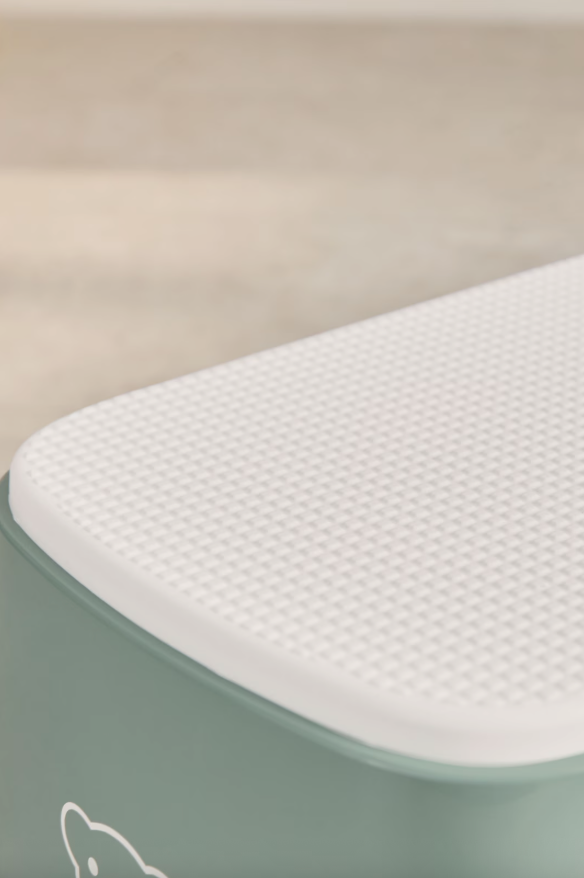 BabyBjörn groen opstapje met antislip en kindvriendelijk design