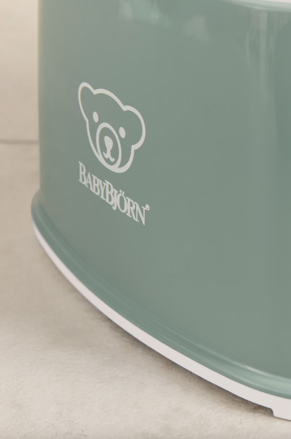 BabyBjörn groen opstapje met antislip en kindvriendelijk design
