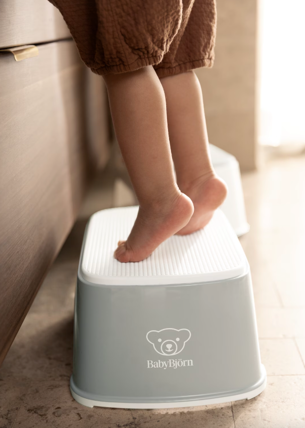 BabyBjörn grijs opstapje met antislip en kindvriendelijk design