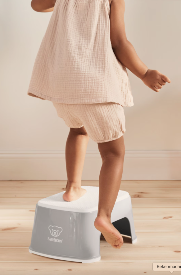 BabyBjörn grijs opstapje met antislip en kindvriendelijk design