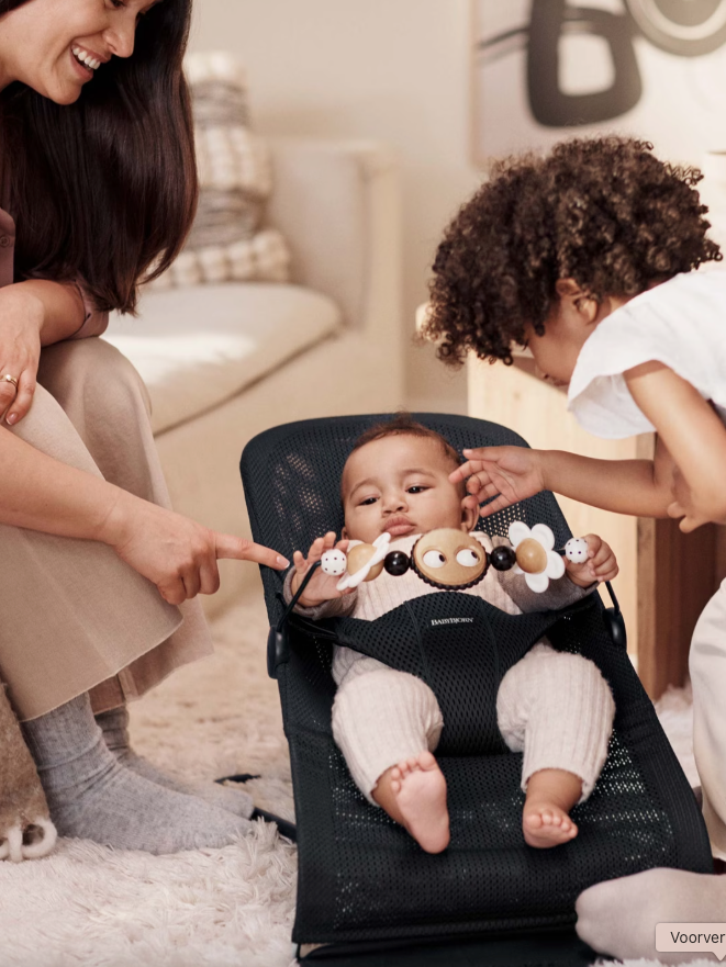 BabyBjörn zwart-wit speeltje voor wipstoel met draaiende vormen