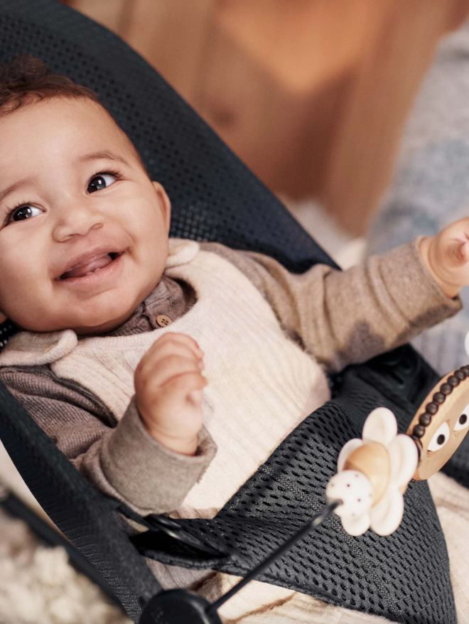 BabyBjörn zwart-wit speeltje voor wipstoel met draaiende vormen