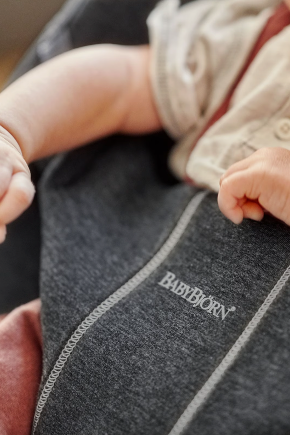 BabyBjörn Relax Bliss 3D Jersey houtskoolgrijs wipstoeltje met ergonomisch design