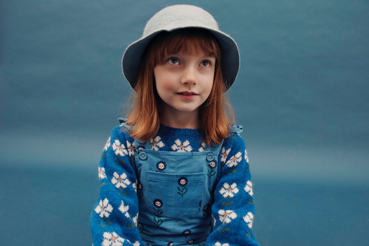 Blauwe babytrui van Emile et Ida met witte madeliefjes en ronde hals