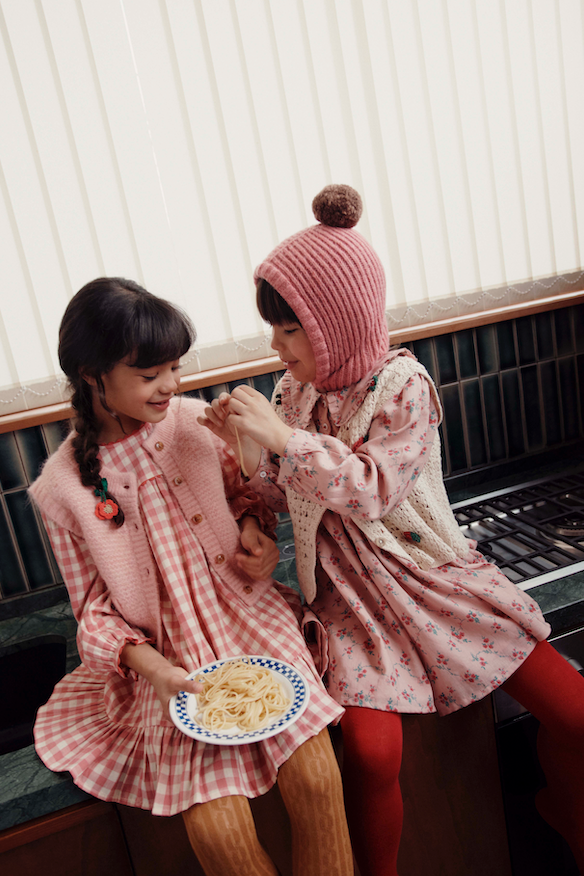 Roze mouwloze babycardigan van Emile et Ida met knoopsluiting en zakken