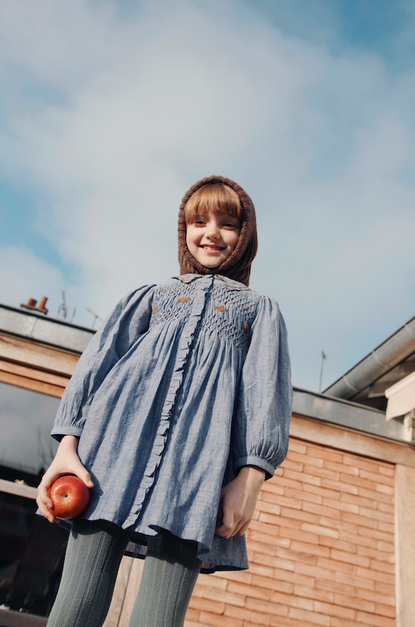Blauwe chambray babyjurk van Emile et Ida met smokwerk en bloemenborduursel