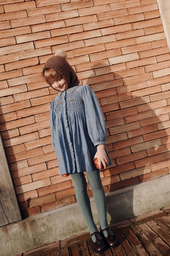 Blauwe chambray babyjurk van Emile et Ida met smokwerk en bloemenborduursel