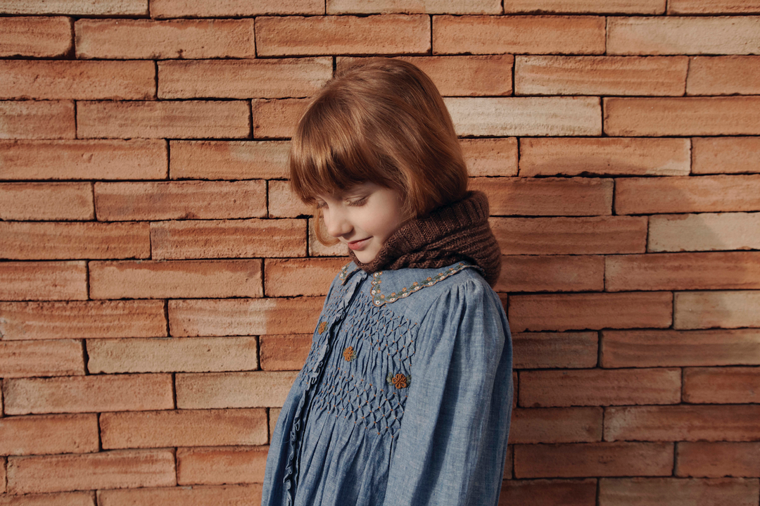 Blauwe chambray babyjurk van Emile et Ida met smokwerk en bloemenborduursel