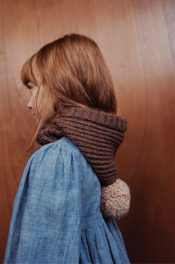 Blauwe chambray babyjurk van Emile et Ida met smokwerk en bloemenborduursel