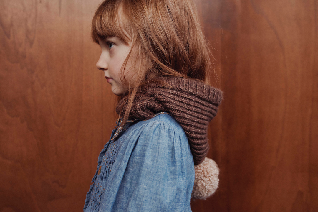 Blauwe chambray babyjurk van Emile et Ida met smokwerk en bloemenborduursel