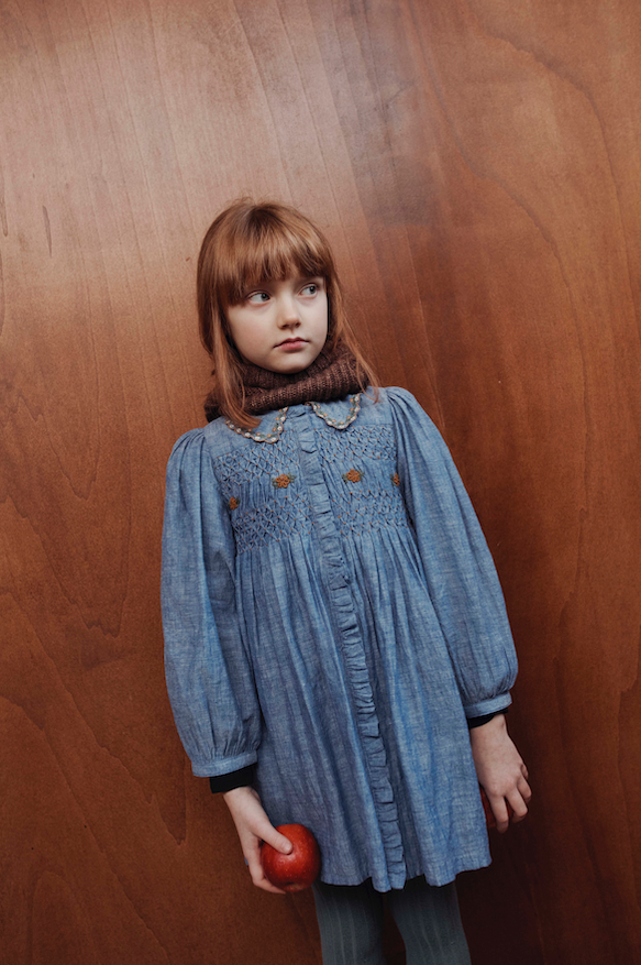 Blauwe chambray babyjurk van Emile et Ida met smokwerk en bloemenborduursel