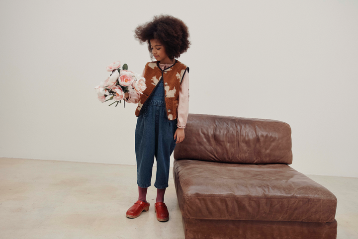 Bruine baby bodywarmer van Emile et Ida met eekhoornprint en knoopsluiting