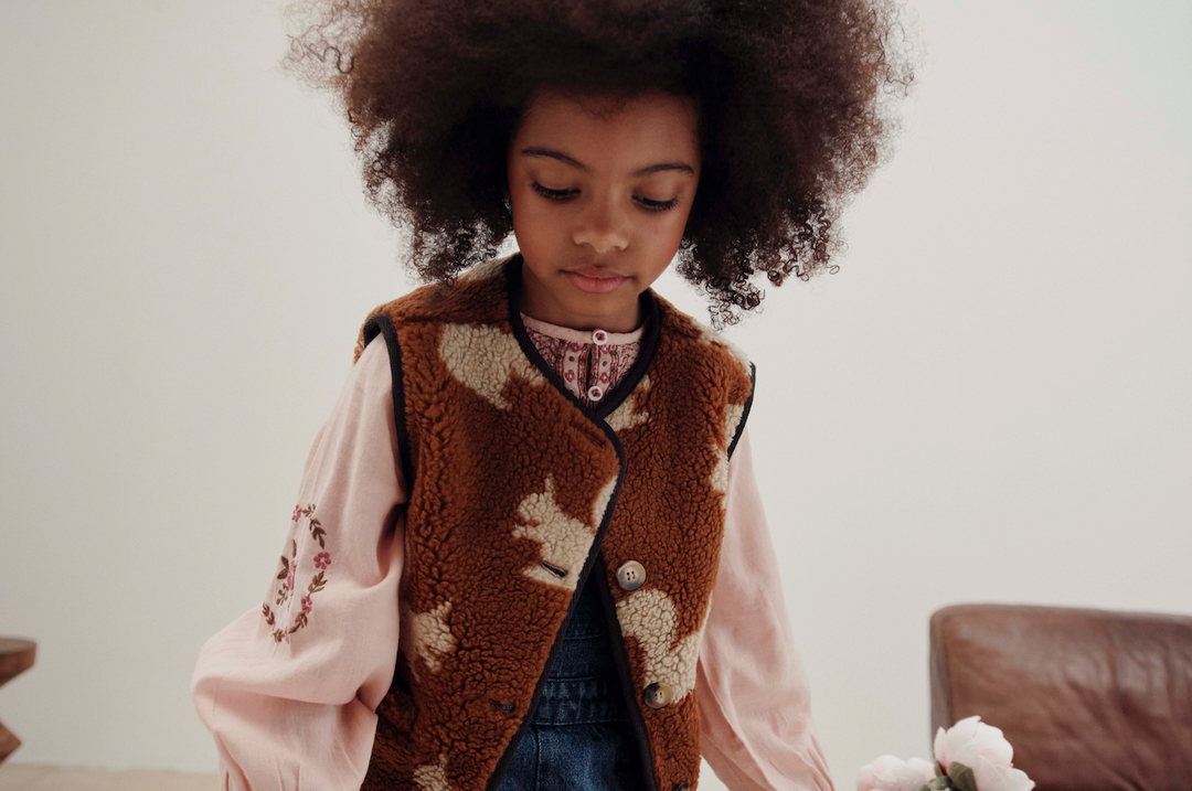 Bruine baby bodywarmer van Emile et Ida met eekhoornprint en knoopsluiting