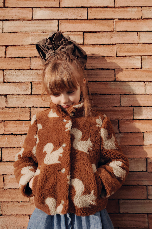 Karamelkleurige babyjas van Emile et Ida in fake fur met eekhoornprint