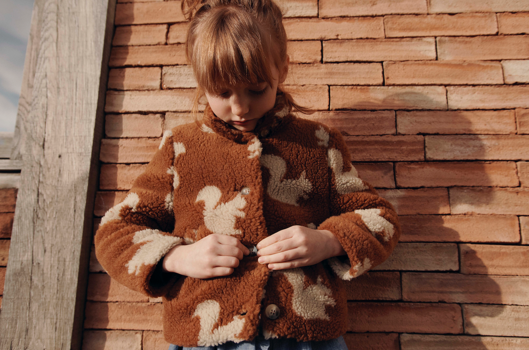 Karamelkleurige babyjas van Emile et Ida in fake fur met eekhoornprint