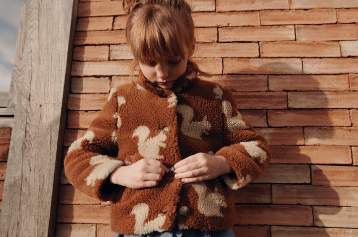 Karamelkleurige babyjas van Emile et Ida in fake fur met eekhoornprint
