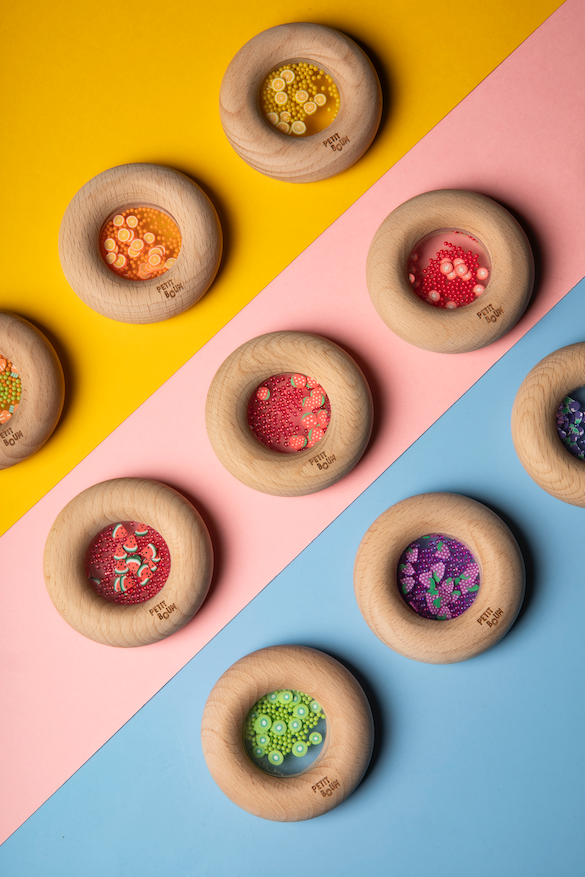 Petit Boum sensorische houten donut met druiven en rammelgeluid