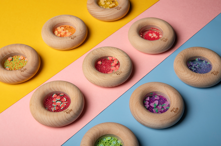 Petit Boum sensorische houten donut met tomaten en rammelgeluid