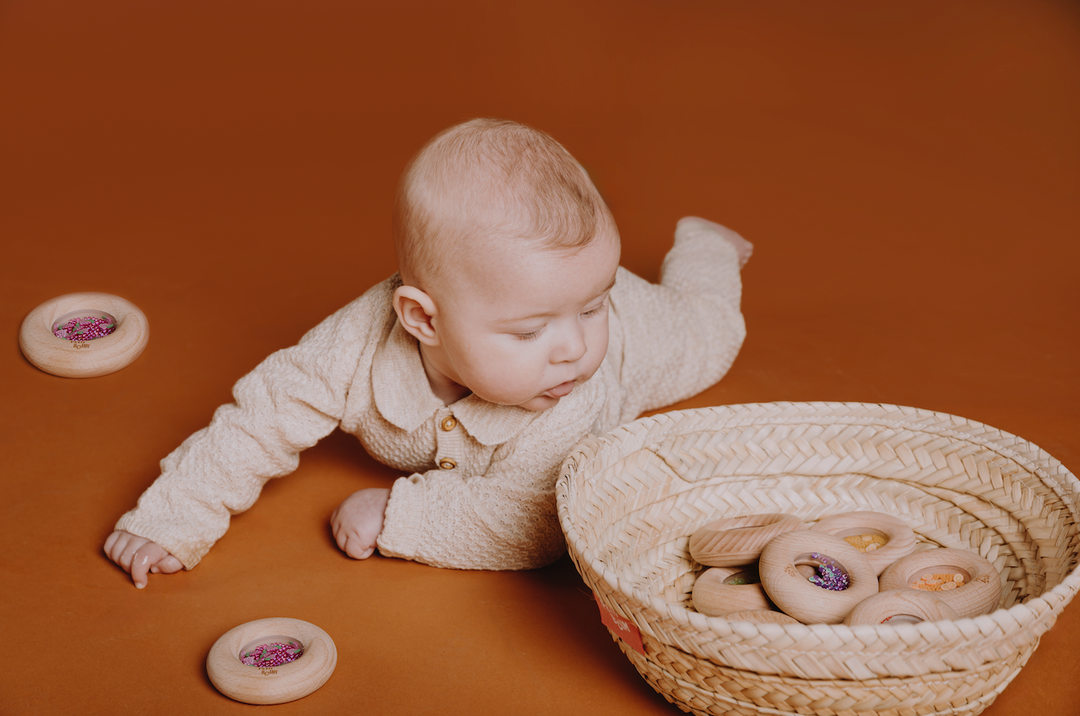 Petit Boum sensorische houten donut met druiven en rammelgeluid