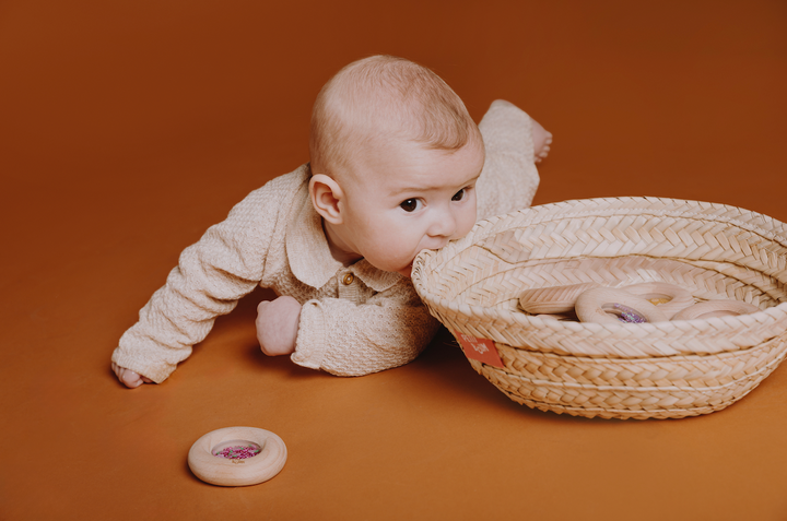 Petit Boum sensorische houten donut met druiven en rammelgeluid
