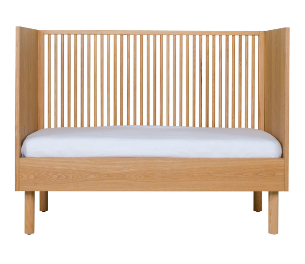 Quax Hai No Ki Bed 120 x 60 cm in essenhout, met ovale zuilen en aanpasbare lattenbodem, converteerbaar tot bedbank