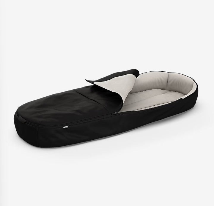 Thule Voetenzak Midnight Black, geïsoleerd en comfortabel, met grote ritssluiting en handig voorvak.