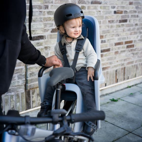 Thule RideAlong 2 achteraan fietsstoel in donkergrijs met snelkoppeling en beschermende vleugels voor veilig kindervervoer.