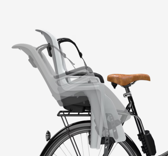 Thule RideAlong 2 achteraan fietsstoel in lichtgrijs met snelkoppeling en beschermende vleugels voor veilig kindervervoer.