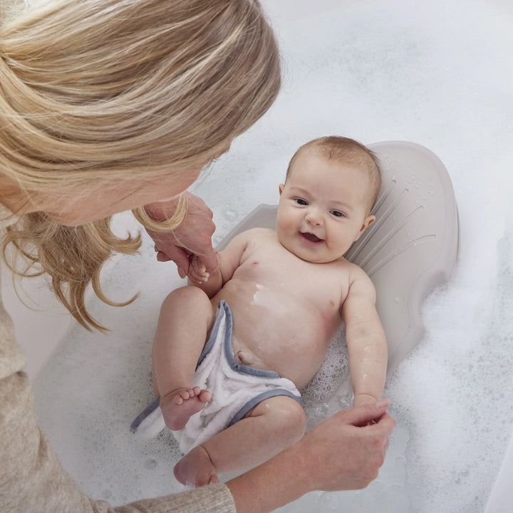 Shnuggle badsteun voor pasgeborenen in wit en grijs, ergonomisch en antislip