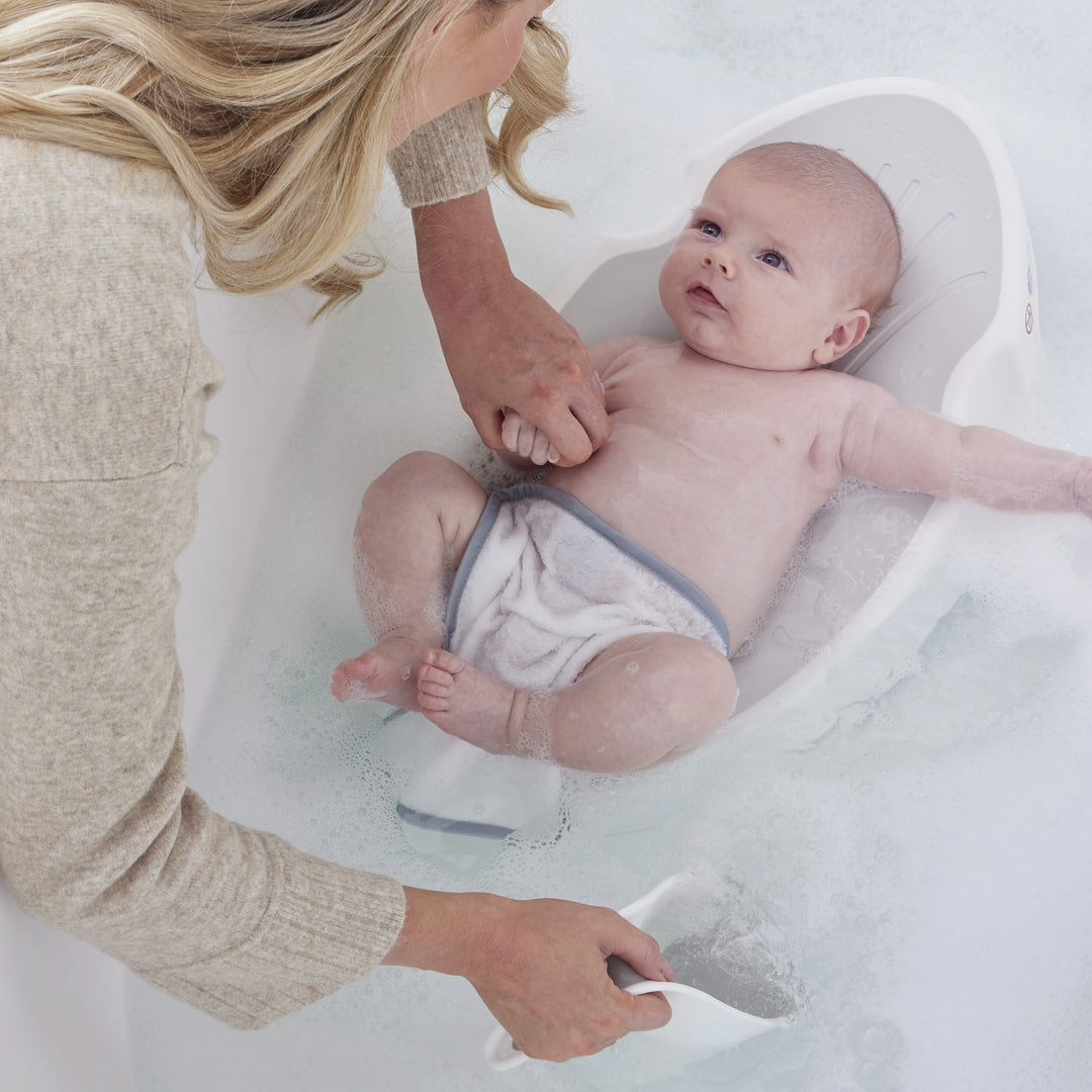 Shnuggle badsteun voor pasgeborenen in taupe, ergonomisch en antislip