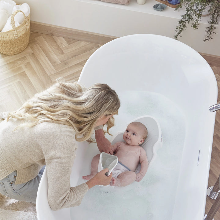 Shnuggle badsteun voor pasgeborenen in taupe, ergonomisch en antislip