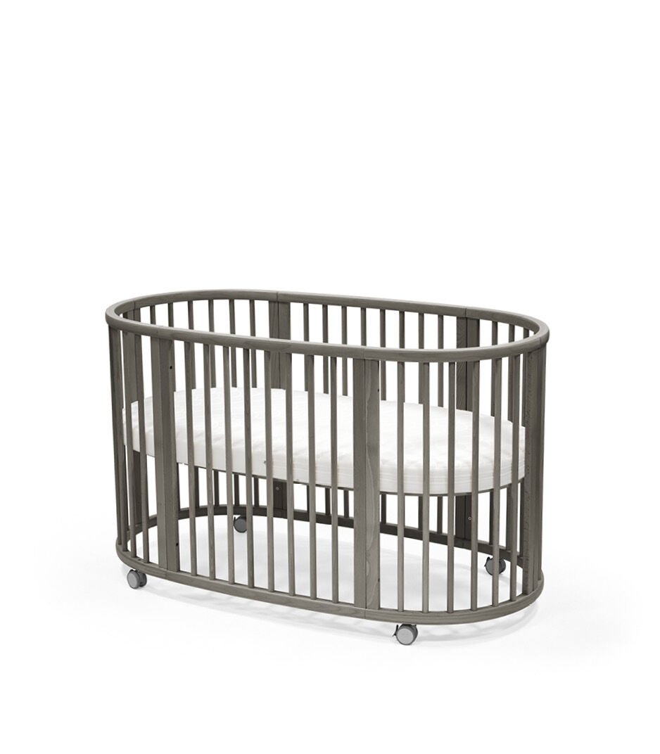 Stokke Sleepi V3 Bedverlenging in hazy grey finish, transformeert Mini wieg naar ledikant, gemaakt van FSC®-gecertificeerd beukenhout.