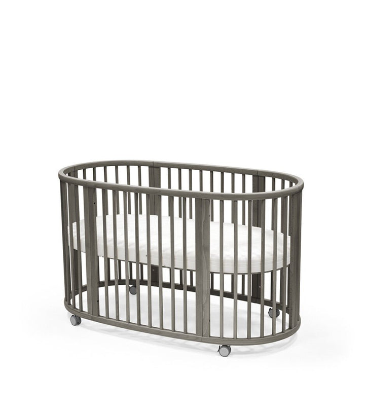 Stokke Sleepi V3 Bedverlenging in hazy grey finish, transformeert Mini wieg naar ledikant, gemaakt van FSC®-gecertificeerd beukenhout.