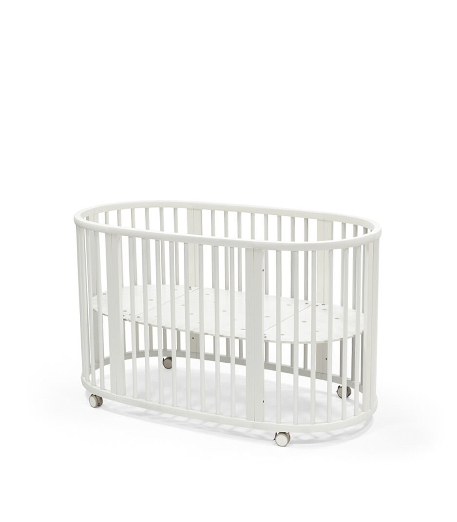 Stokke® Sleepi™ Bed V3 in White, omgevormd tot peuterbed in een stijlvol ingerichte kinderkamer.