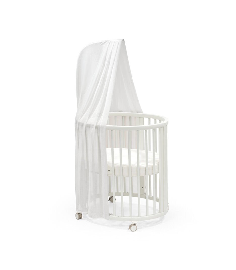 Stokke Sleepi™ Mini V3 wieg in wit, met zachte ovale vorm en vergrendelbare zwenkwielen.