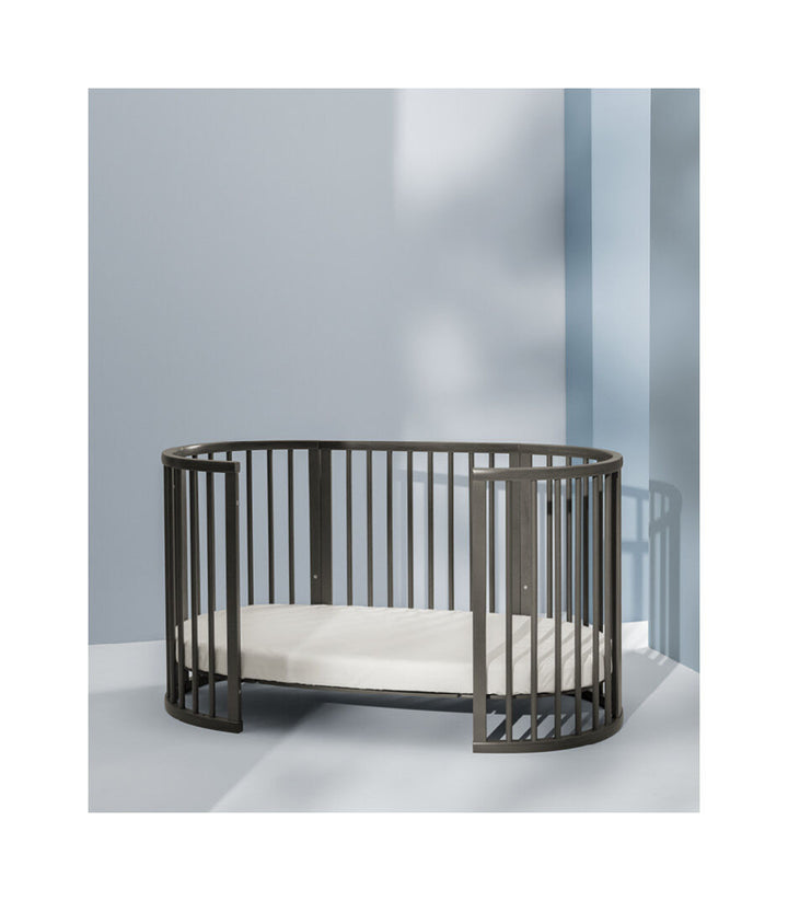 Stokke® Sleepi™ Bed V3 in Hazy Grey, omgevormd tot peuterbed in een stijlvol ingerichte kinderkamer.